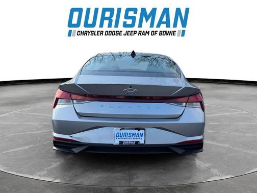 2022 Hyundai ELANTRA SE