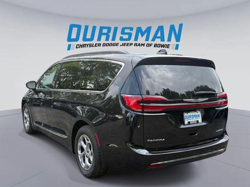 Brilliant Black Crystal Pearlcoat 2023 Chrysler Pacifica Limited