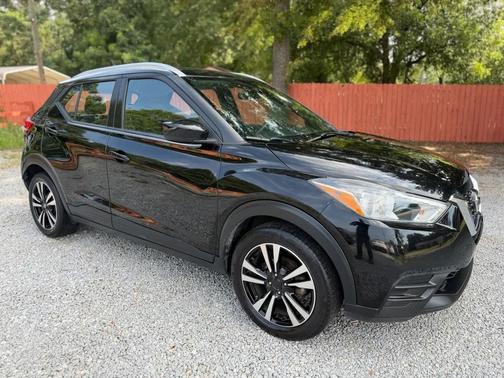 Black 2019 Nissan Kicks SV