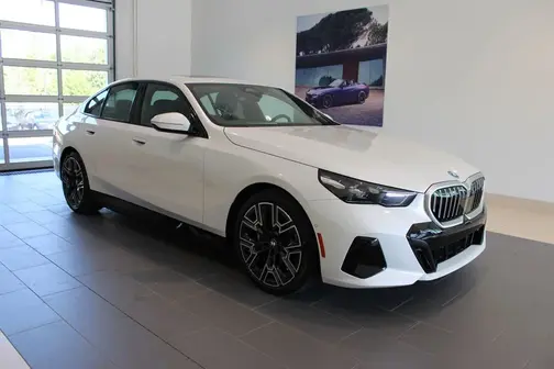 Mineral White Metallic 2027 BMW i5 xDrive40