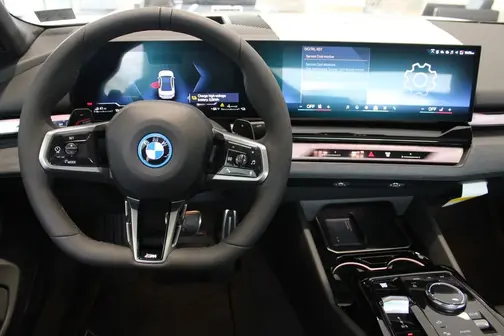 Mineral White Metallic 2026 BMW 550e 550e xDrive