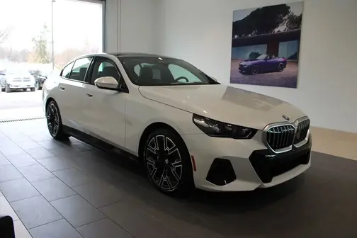 Mineral White Metallic 2026 BMW 550e 550e xDrive