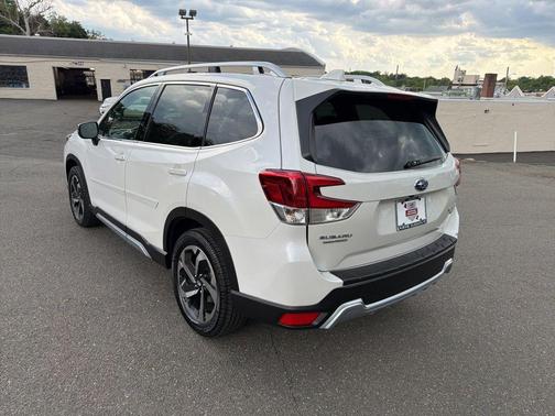 Crystal White Pearl 2022 Subaru Forester Touring