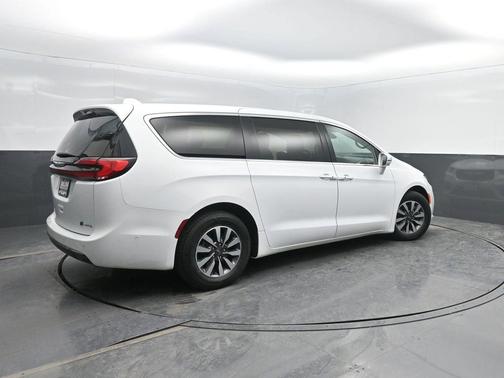 2022 Chrysler Pacifica Hybrid Touring L