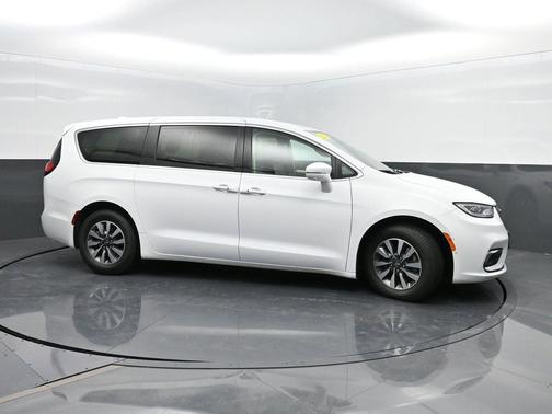 2022 Chrysler Pacifica Hybrid Touring L