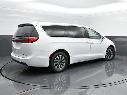 2022 Chrysler Pacifica Hybrid Touring L