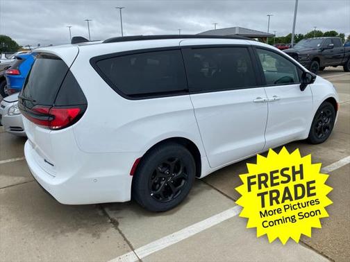 2024 Chrysler Pacifica Hybrid Premium S Appearance Pkg