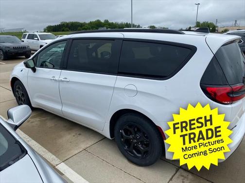 2024 Chrysler Pacifica Hybrid Premium S Appearance Pkg