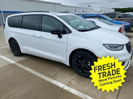 2024 Chrysler Pacifica Hybrid Premium S Appearance Pkg