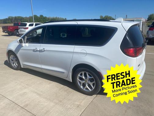 Bright White Clearcoat 2017 Chrysler Pacifica Touring-L