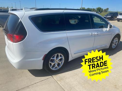Bright White Clearcoat 2017 Chrysler Pacifica Touring-L