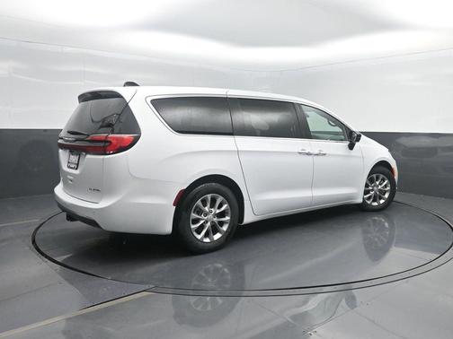 Bright White Clearcoat 2026 Chrysler Pacifica Limited