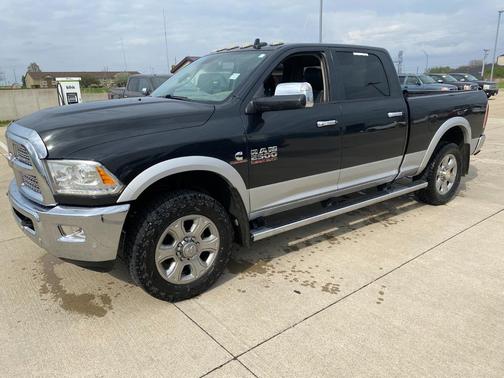 Brilliant Black Crystal Pearlcoat 2018 RAM 2500 Laramie Crew Cab 4x4 6'4' Box