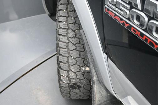 Brilliant Black Crystal Pearlcoat 2018 RAM 2500 Laramie Crew Cab 4x4 6'4' Box