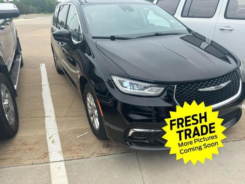 Diamond Black Crystal Pearlcoat 2024 Chrysler Pacifica Touring L