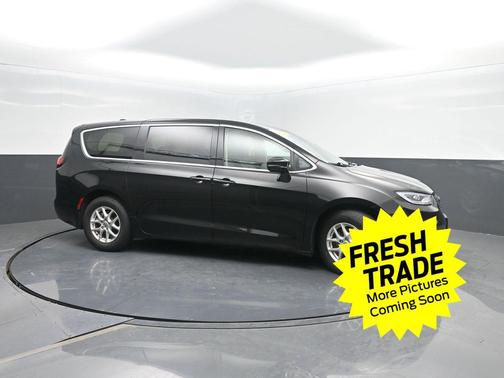 Diamond Black Crystal Pearlcoat 2024 Chrysler Pacifica Touring L
