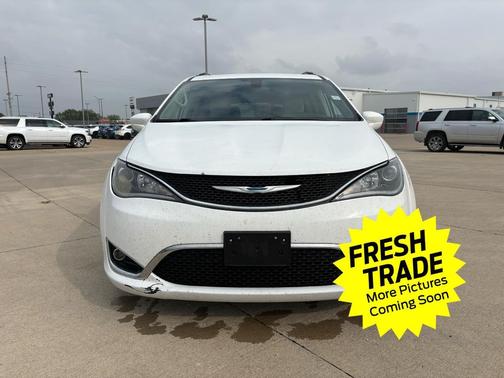 Bright White Clearcoat 2018 Chrysler Pacifica Touring-L