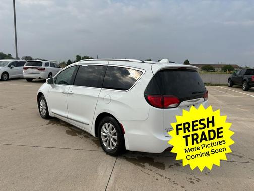 Bright White Clearcoat 2018 Chrysler Pacifica Touring-L