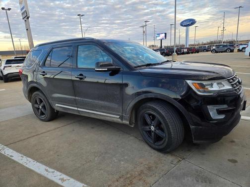 White Platinum Metallic Tri-Coat 2017 Ford Explorer XLT