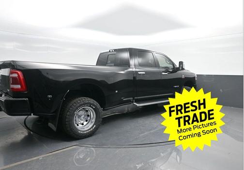 Diamond Black Crystal Pearlcoat 2024 RAM 3500 Laramie Crew Cab 4x4 8' Box