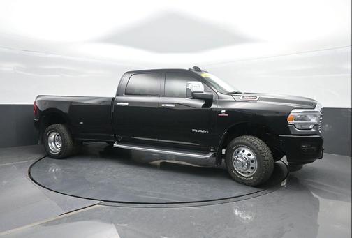 Diamond Black Crystal Pearlcoat 2024 RAM 3500 Laramie Crew Cab 4x4 8' Box