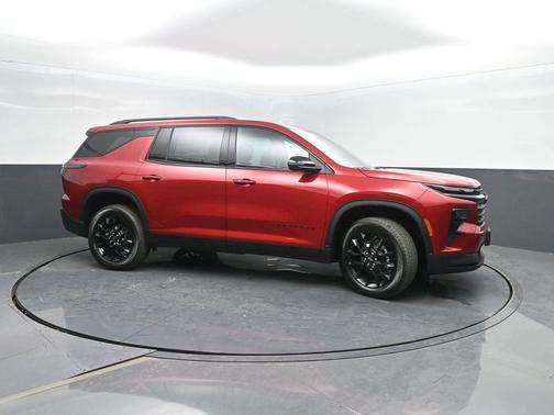 Radiant Red Tintcoat 2026 Chevrolet Traverse LT