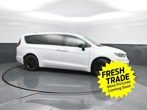 Bright White Clearcoat 2025 Chrysler Pacifica L