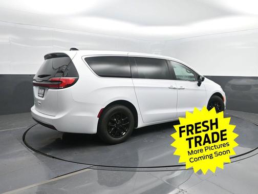 Bright White Clearcoat 2025 Chrysler Pacifica L