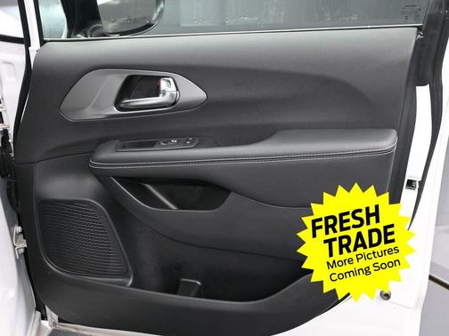 Bright White Clearcoat 2025 Chrysler Pacifica L