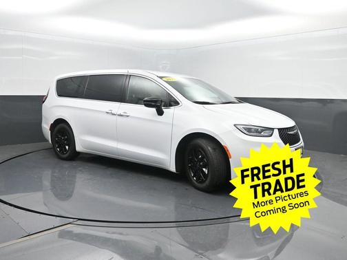 Bright White Clearcoat 2025 Chrysler Pacifica L