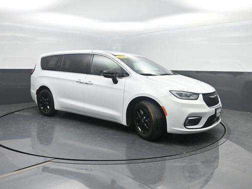 Bright White Clearcoat 2025 Chrysler Pacifica L