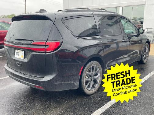 Brilliant Black Crystal Pearlcoat 2023 Chrysler Pacifica Touring L