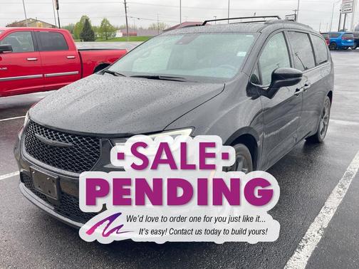 Brilliant Black Crystal Pearlcoat 2023 Chrysler Pacifica Touring L