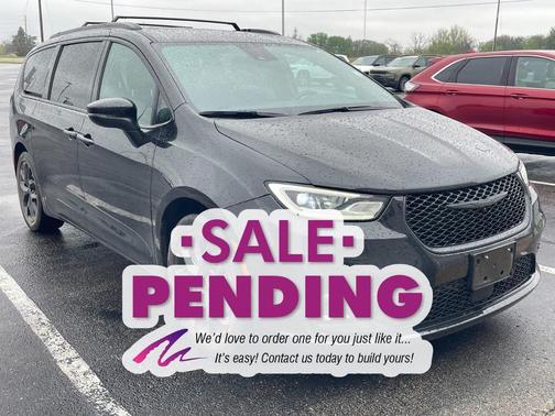 Brilliant Black Crystal Pearlcoat 2023 Chrysler Pacifica Touring L