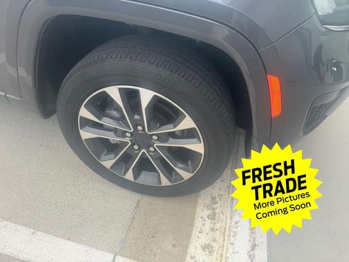 Baltic Gray Metallic Clearcoat 2022 Jeep Grand Cherokee Overland