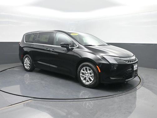 Diamond Black Crystal Pearlcoat 2027 Chrysler Pacifica L
