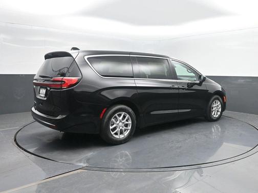 Diamond Black Crystal Pearlcoat 2027 Chrysler Pacifica L