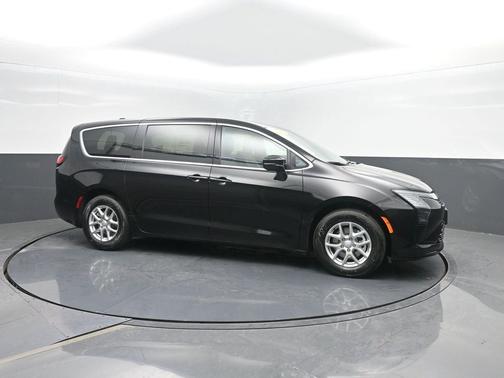 Diamond Black Crystal Pearlcoat 2027 Chrysler Pacifica L