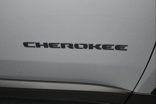 Silver Zynith Clearcoat 2026 Jeep Cherokee Laredo