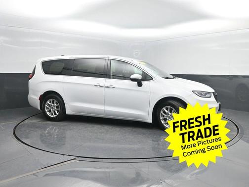 Bright White Clearcoat 2023 Chrysler Pacifica Touring L