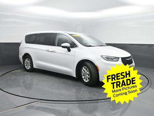 Bright White Clearcoat 2023 Chrysler Pacifica Touring L