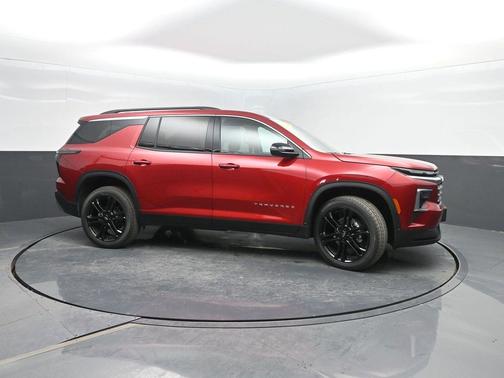 Radiant Red Tintcoat 2026 Chevrolet Traverse LT