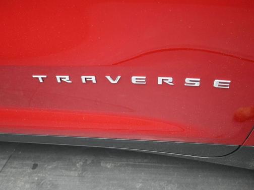 Radiant Red Tintcoat 2026 Chevrolet Traverse LT