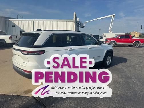 Bright White Clearcoat 2022 Jeep Grand Cherokee Laredo