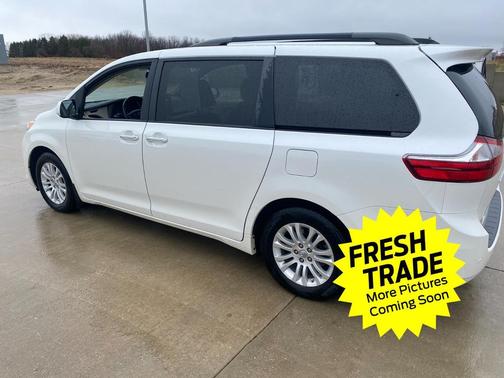 Blizzard Pearl 2017 Toyota Sienna XLE Premium