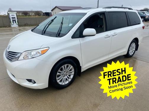 Blizzard Pearl 2017 Toyota Sienna XLE Premium