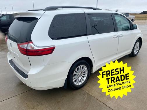 Blizzard Pearl 2017 Toyota Sienna XLE Premium