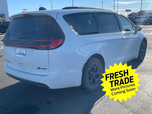2024 Chrysler Pacifica Hybrid Premium S Appearance Pkg