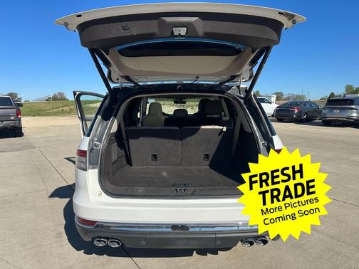 Pristine White Metallic Tri-Coat 2022 Lincoln Aviator Reserve AWD