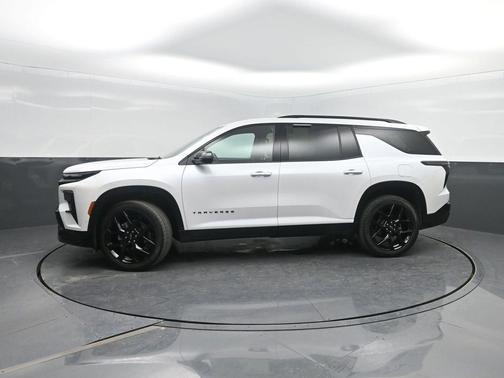 Iridescent Pearl Tricoat 2024 Chevrolet Traverse RS